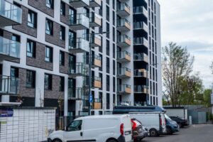 Contemporary apartment building with parking area and vehicles in a city setting. - Photo by SHOX ART on Pexels