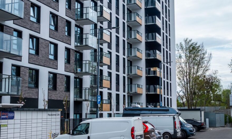 Contemporary apartment building with parking area and vehicles in a city setting. - Photo by SHOX ART on Pexels